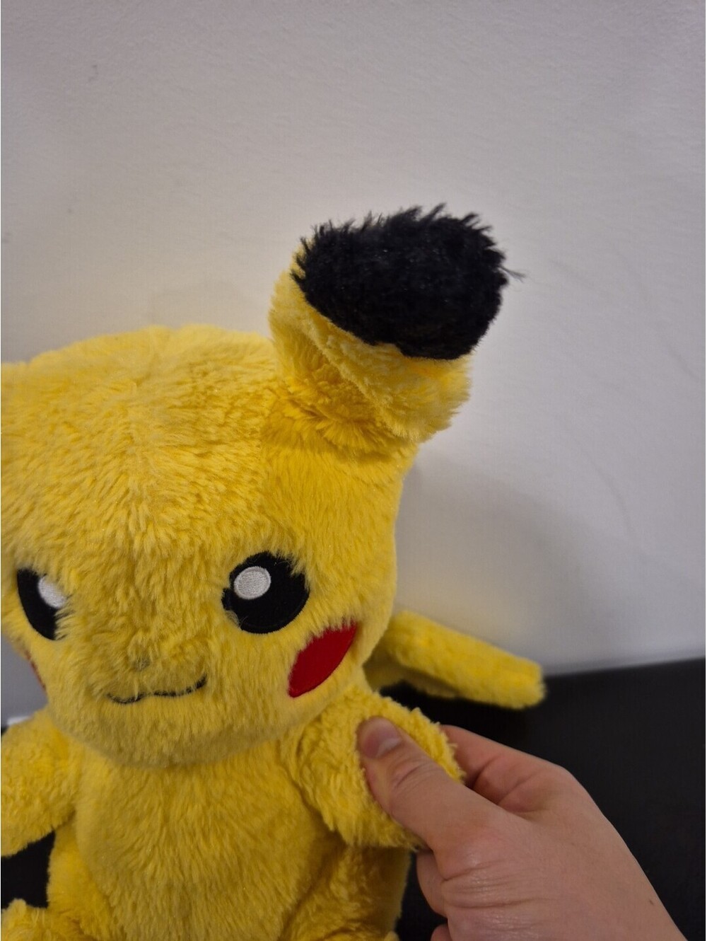 Pokemon Pikachu Plush Droppy Ears Move Up When Hands Pressed 1997 Black Label - Picture 2 of 9